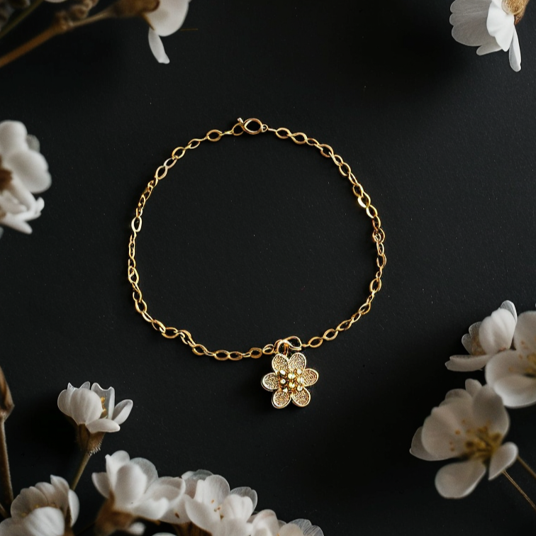Dainty Daisy Charm Bracelet